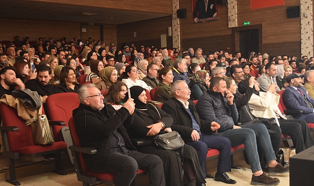 Depremzedeler yararına tiyatro gösterimi gerçekleştirdi