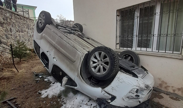 El freni çekilmeyen araç bahçe duvarından uçtu