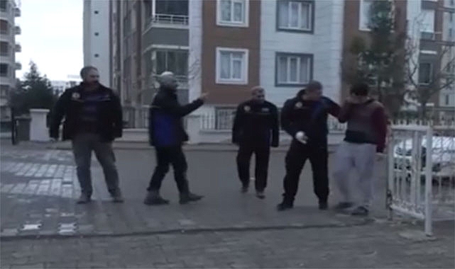 Enkazdan kendisini kurtaran ekibi görünce gözyaşlarına hakim olamadı