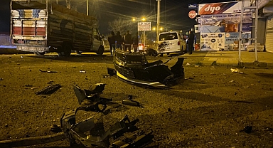 Feci kazada beton direğe çarpan araç hurdaya döndü: 1 ağır yaralı