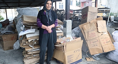 Fedakar anne, iki evladını karton ve plastik malzeme toplayarak okutuyor