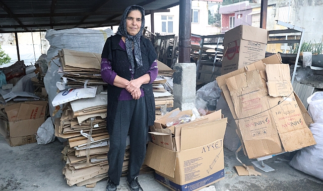 Fedakar anne, iki evladını karton ve plastik malzeme toplayarak okutuyor