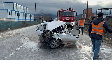 Forklifte çarpan otomobil kağıt gibi ezildi: 4 yaralı