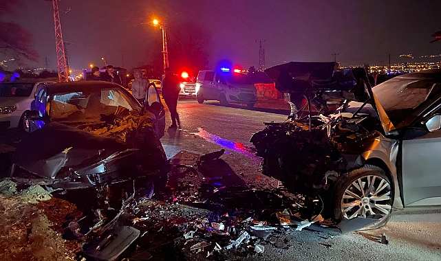 İki otomobil çarpıştı: 1'i ağır 3 yaralı