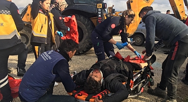 İki otomobil kafa kafaya çarpıştı, ortalık can pazarına döndü