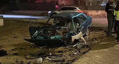 Kafa kafaya çarpışan iki otomobil hurdaya döndü: 3 yaralı