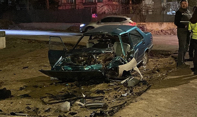 Kafa kafaya çarpışan iki otomobil hurdaya döndü: 3 yaralı