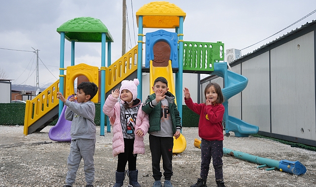 Konteyner kentte yaşayan çocuklar her şeyden habersiz koşup eğleniyor