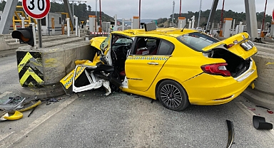 Kuzey Marmara Otoyolu'nda ticari taksi gişeye çarptı: 2 ağır yaralı