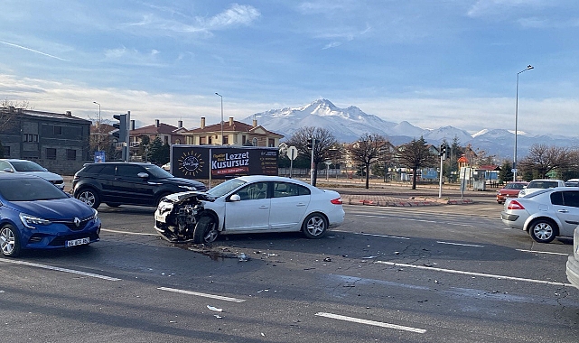 Lüks otomobilin karıştığı kazada ortalık savaş alanına döndü: 1 yaralı