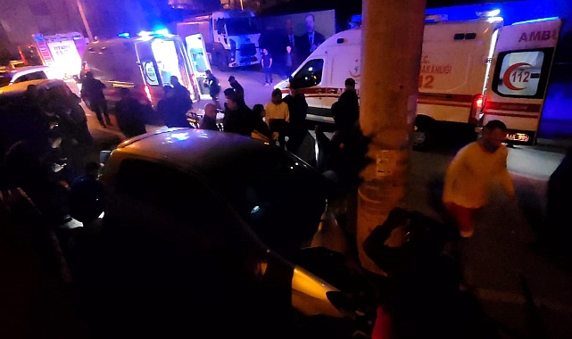 Otomobil beton elektrik direğine çarptı : 1’i ağır 3 yaralı