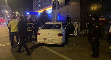 Otomobil direğe çarptı: Anne ve kızı yaralandı