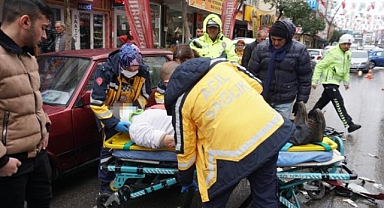 Otomobil önce yayaya ardından motosiklete çarptı: 2 yaralı