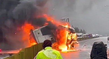 Otoyolda tır yandı, otobüsteki yolcular tahliye edildi