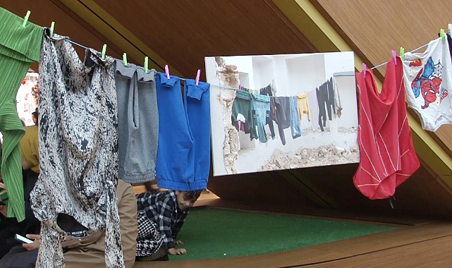 Şanlıurfa'da deprem fotoğraflarını gerçek objelerle süsleyerek sergilediler