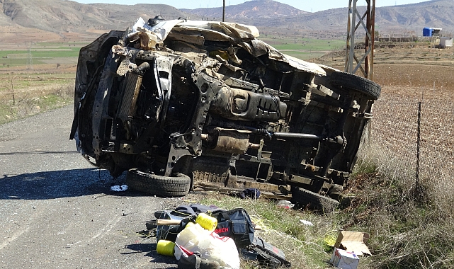Takla atan minibüs hurdaya döndü: 3 ağır yaralı