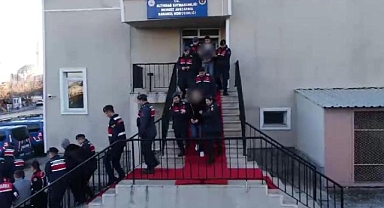 Taksi şoförünü silahla vurarak gasp eden 8 kişi yakalandı