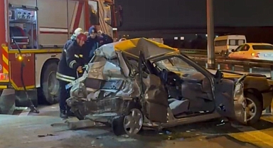 Tırla çarpışan otomobil kağıt gibi ezildi: 2 ağır yaralı