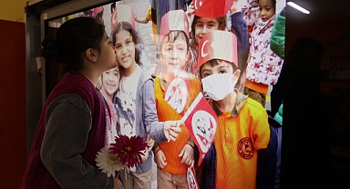 Urfa'da depremde ölen arkadaşının fotoğrafını öpen öğrenci yürekleri dağladı
