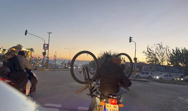Urfa'da motosiklet üzerinde bisikletle yolculuk kamerada
