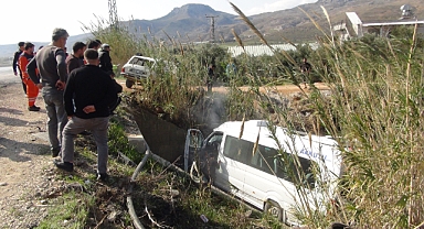 Yolcu minibüsü ile otomobil çarpıştı: 1 ölü, 13 yaralı