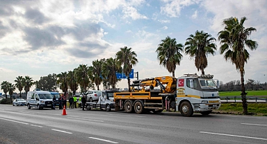 Yoldan çıkan otomobil palmiye ağacına çarptı: 1 ölü, 3 yaralı