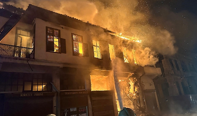 2 katlı hasarlı bina alevlere teslim oldu