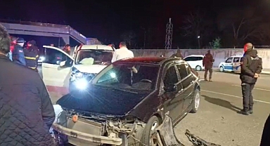 2 otomobil çarpıştı: 4 yaralı