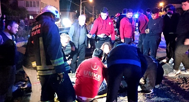 2 otomobil kafa kafaya çarpıştı: 1'i ağır 4 yaralı