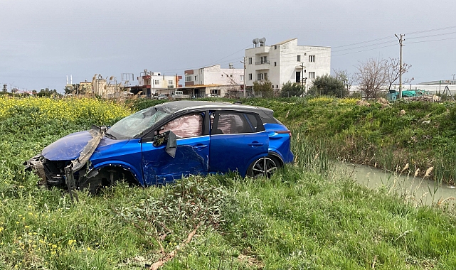Araç su dolu kanala düşmekten son anda kurtuldu! 2 yaralı