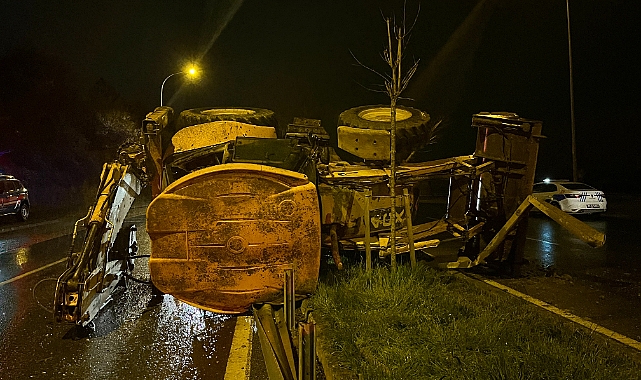 Bariyere çarpan iş makinesi refüje devrildi: 2 yaralı