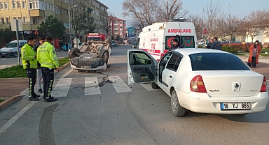 Döner kavşakta çarpışan 2 araçtan biri takla attı: 2 yaralı