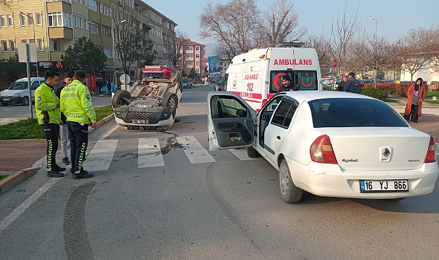 Döner kavşakta çarpışan 2 araçtan biri takla attı: 2 yaralı