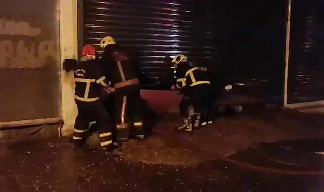 Gece saatlerinde döşemeci dükkanında korkutan yangın!