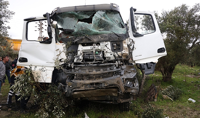 Hafriyat kamyonları kafa kafaya çarpıştı: 3 yaralı