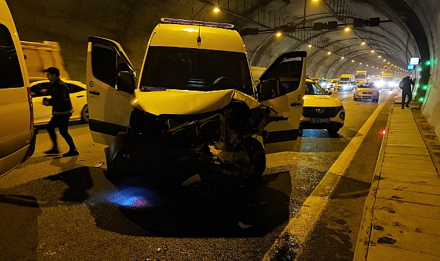 Hakim ve savcıları taşıyan servis minibüsü kaza yaptı: Yaralılar var