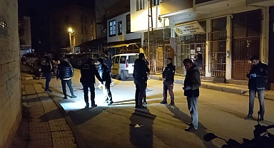Husumetli oldukları şahsı bacağından vurup kaçtılar