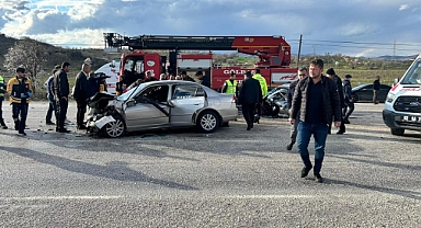 İki otomobil çarpıştı: 1 ölü, 3 yaralı