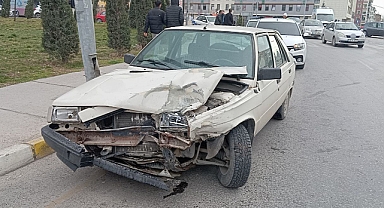 İki otomobil çarpıştı: 1 yaralı