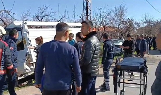 Kamyonet ile otomobil çarpıştı: 3 yaralı