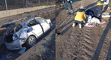 Kontrolden çıkan otomobil altyapı için açılan çukura yuvarlandı: 2 yaralı