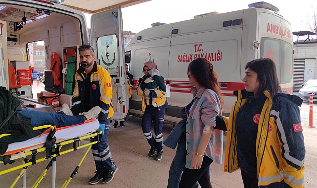 Minibüs ile otomobil çarpıştı: 1'i bebek 4 yaralı