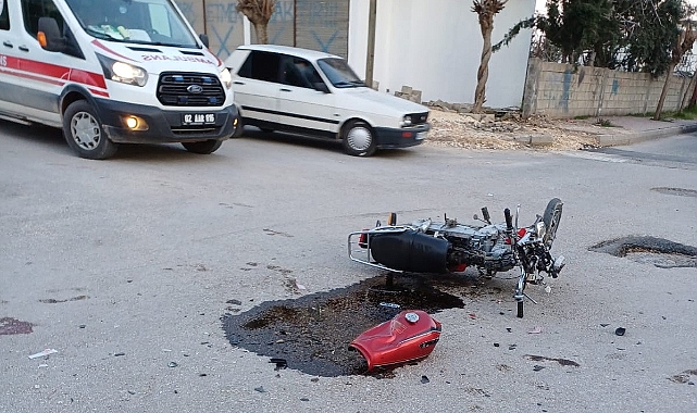 Motosikletle otomobil çarpıştı: 1’i ağır 2 yaralı