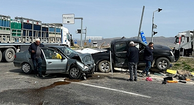 Otomobil ile pikap çarpıştı: Yaralılar var