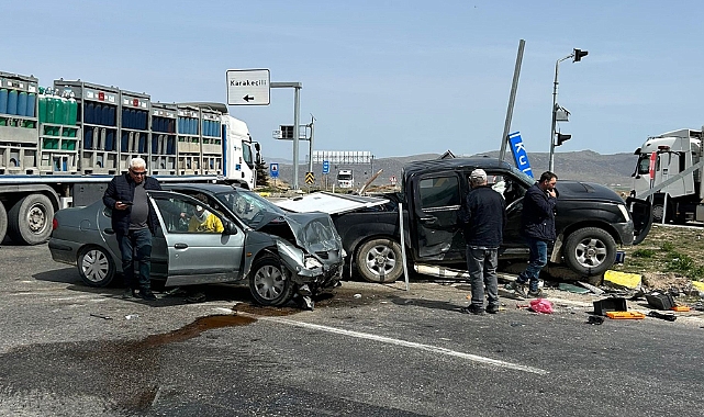 Otomobil ile pikap çarpıştı: Yaralılar var