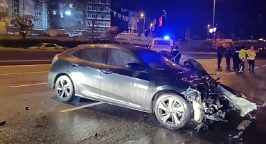 Otomobil seyir halindeki servis minibüsüne çarptı: 2 yaralı