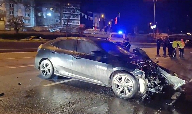 Otomobil seyir halindeki servis minibüsüne çarptı: 2 yaralı
