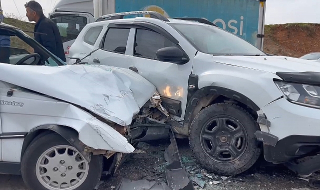 Otomobiller çarpıştı: 2 sürücü yaralandı