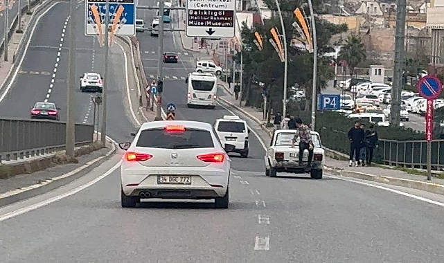 Şanlıurfa'da bagaj kapağı üzerindeki tehlikeli yolculuk kameraya yansıdı
