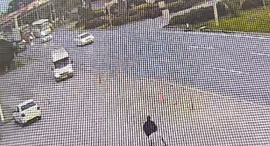 Servis minibüsü ile kamyonet çarpıştı: 8 yaralı